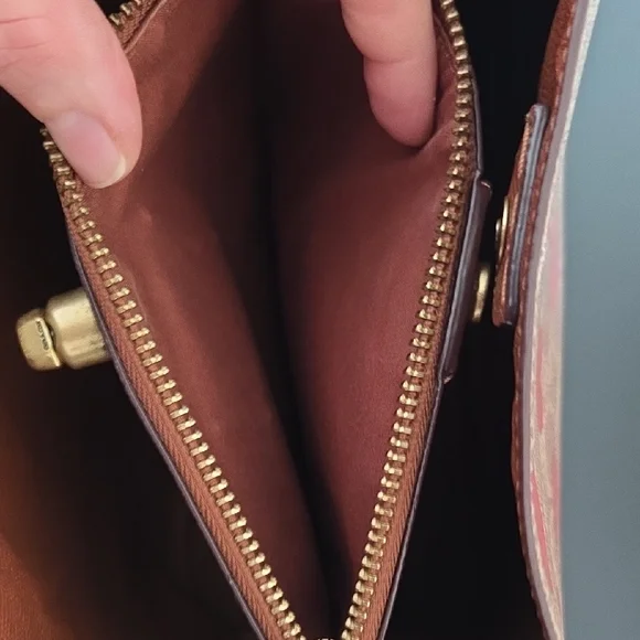 Willow Bucket Bag In Signature Canvas With Heart Print
C8389 - Picture 13 of 16